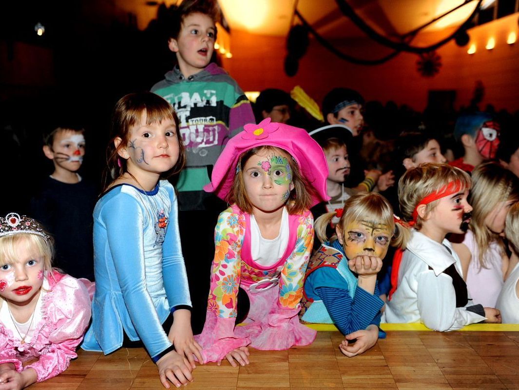 Mit Spannung beobachteten die Kinder das Programm auf der Bühne. Mit Spannung beobachteten die Kinder das Programm auf der Bühne.