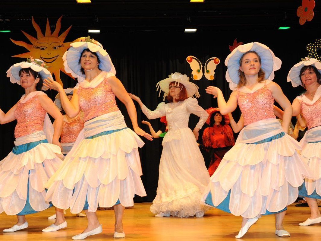 Die kreativen Kostüme und die tollen Tanzdarbietungen beeindruckten beim Fraua-Kränzle. Die kreativen Kostüme und die tollen Tanzdarbietungen beeindruckten beim Fraua-Kränzle.