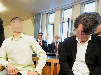 Die Witwe des Opfers und ihr Cousin sitzen beim Lagerhallen-Mord-Prozess auf der Anklagebank Die Witwe des Opfers und ihr Cousin sitzen beim Lagerhallen-Mord-Prozess auf der Anklagebank