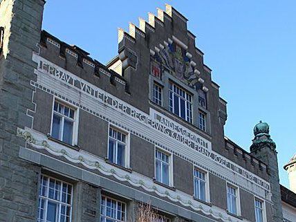 Anklage wegen sexuellem Missbrauch und Blutschande. Anklage wegen sexuellem Missbrauch und Blutschande.