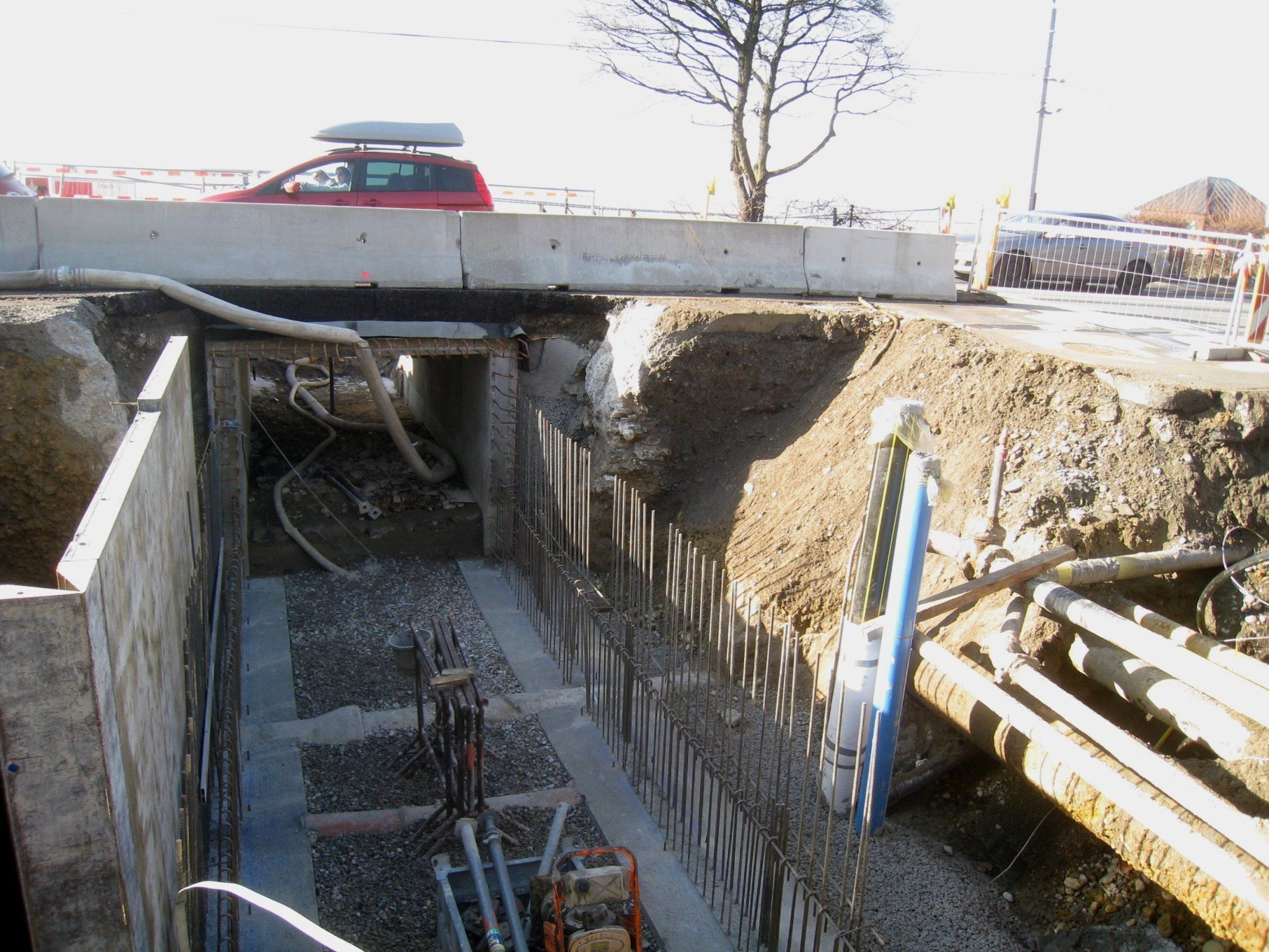 Aufwendige Erneuerung des Schanzgrabendurchlasses auf der L 190. Aufwendige Erneuerung des Schanzgrabendurchlasses auf der L 190.