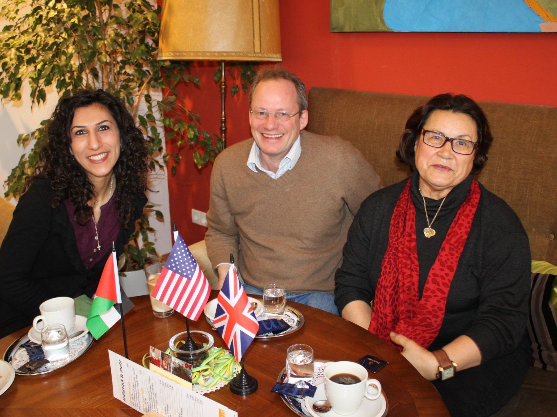 Jetzt wird im „Sprachencafe“ auch arabisch und englisch gesprochen. Jetzt wird im „Sprachencafe“ auch arabisch und englisch gesprochen.