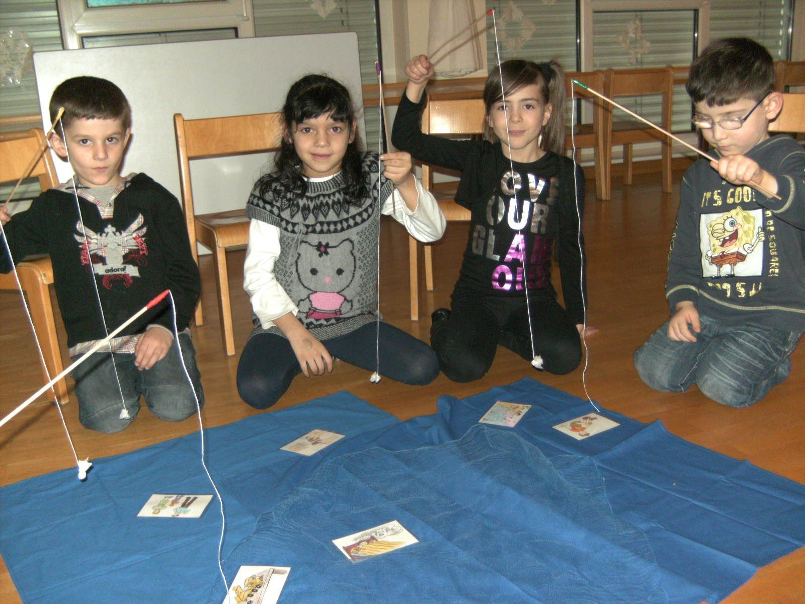 Spielerisch werden die Sprachkenntnisse der Kinder gefördert. Spielerisch werden die Sprachkenntnisse der Kinder gefördert.