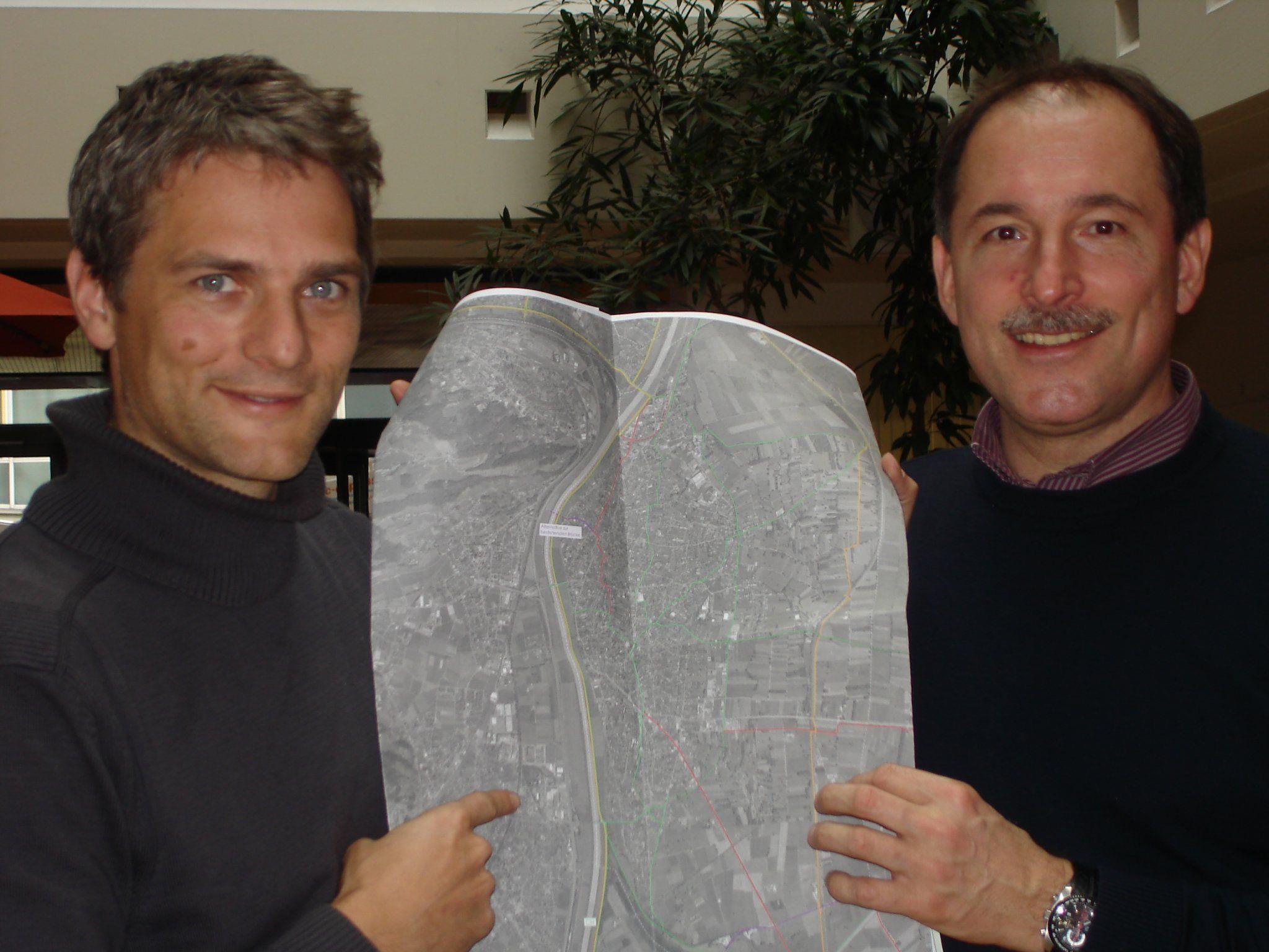 Auditor Martin Reis und GR Dietmar Haller zeigen die Standortbestimmung auf dem Plan.