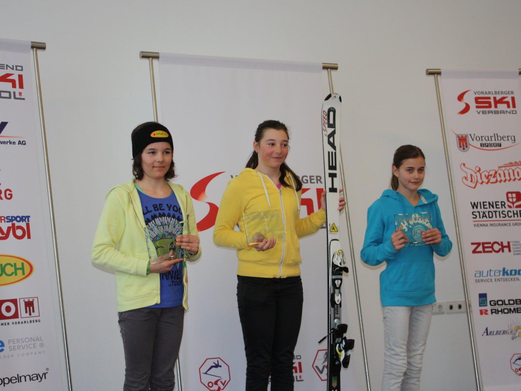 Gratulation an Nina Martin (links) zur Vizelandesmeisterin Schülerinnen 1 /Slalom