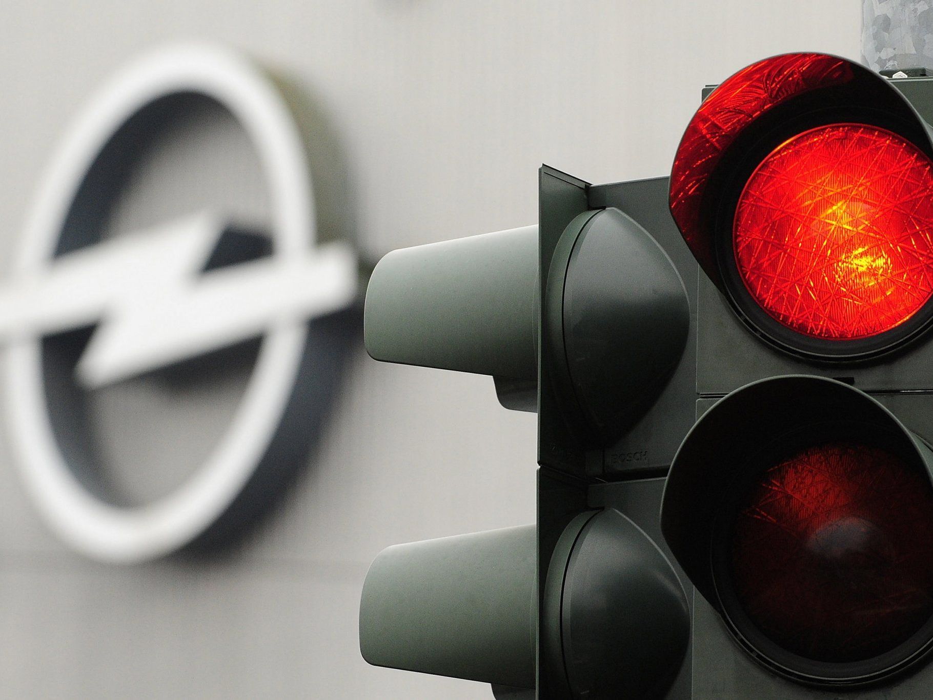 Opel schreibt rot an. Opel schreibt rot an.