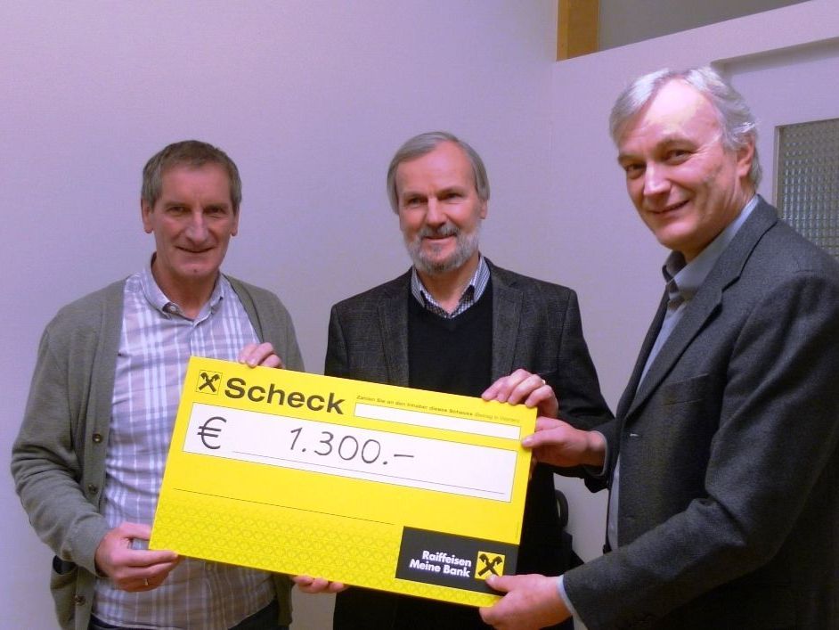 Bürgermeister Josef Mathis nahm den Scheck des Männerchors dankend entgegen. Bürgermeister Josef Mathis nahm den Scheck des Männerchors dankend entgegen.