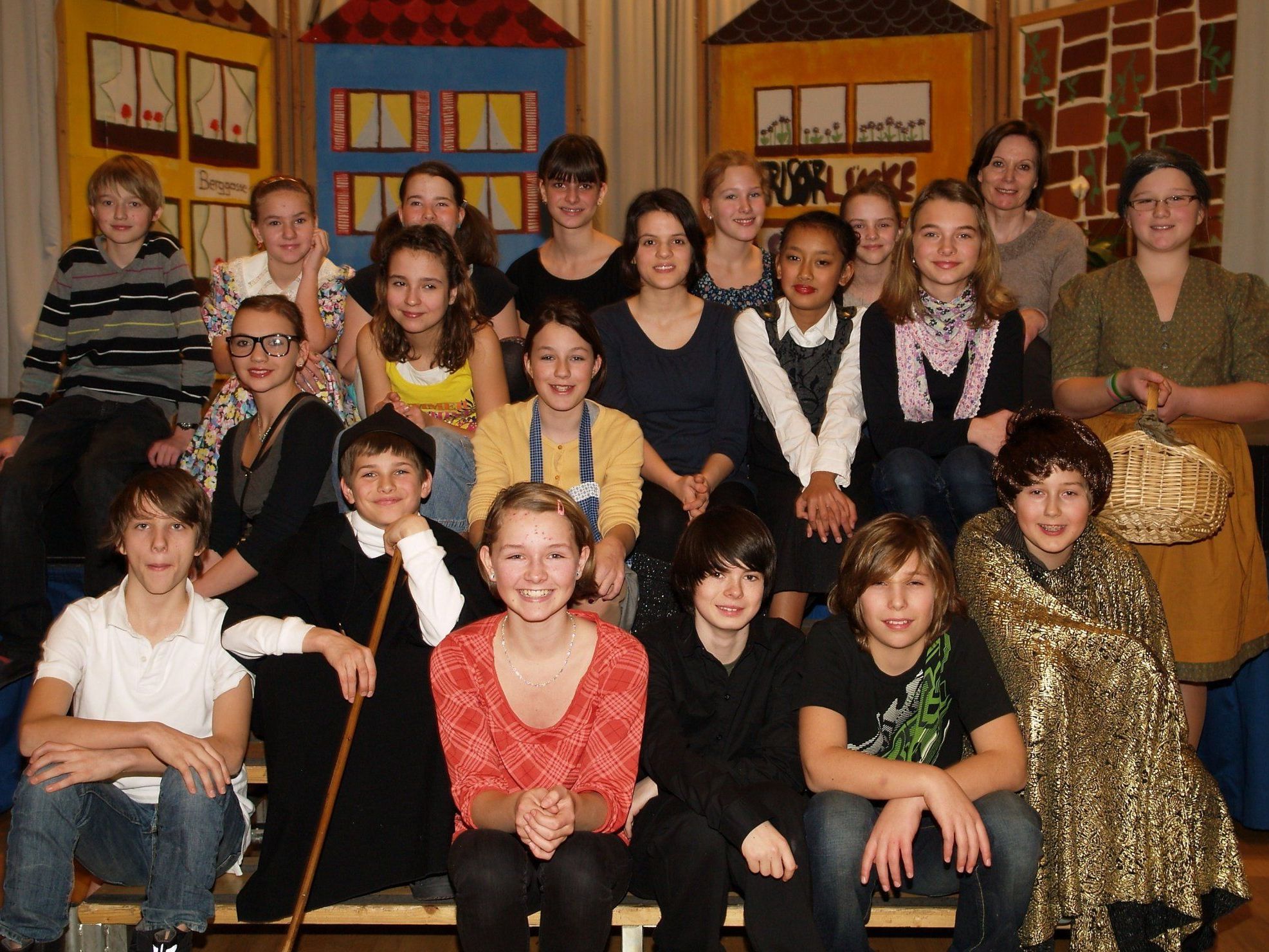 Ilse Treichl inszenierte mit den Schülern ein spannendes Theaterstück. Ilse Treichl inszenierte mit den Schülern ein spannendes Theaterstück.