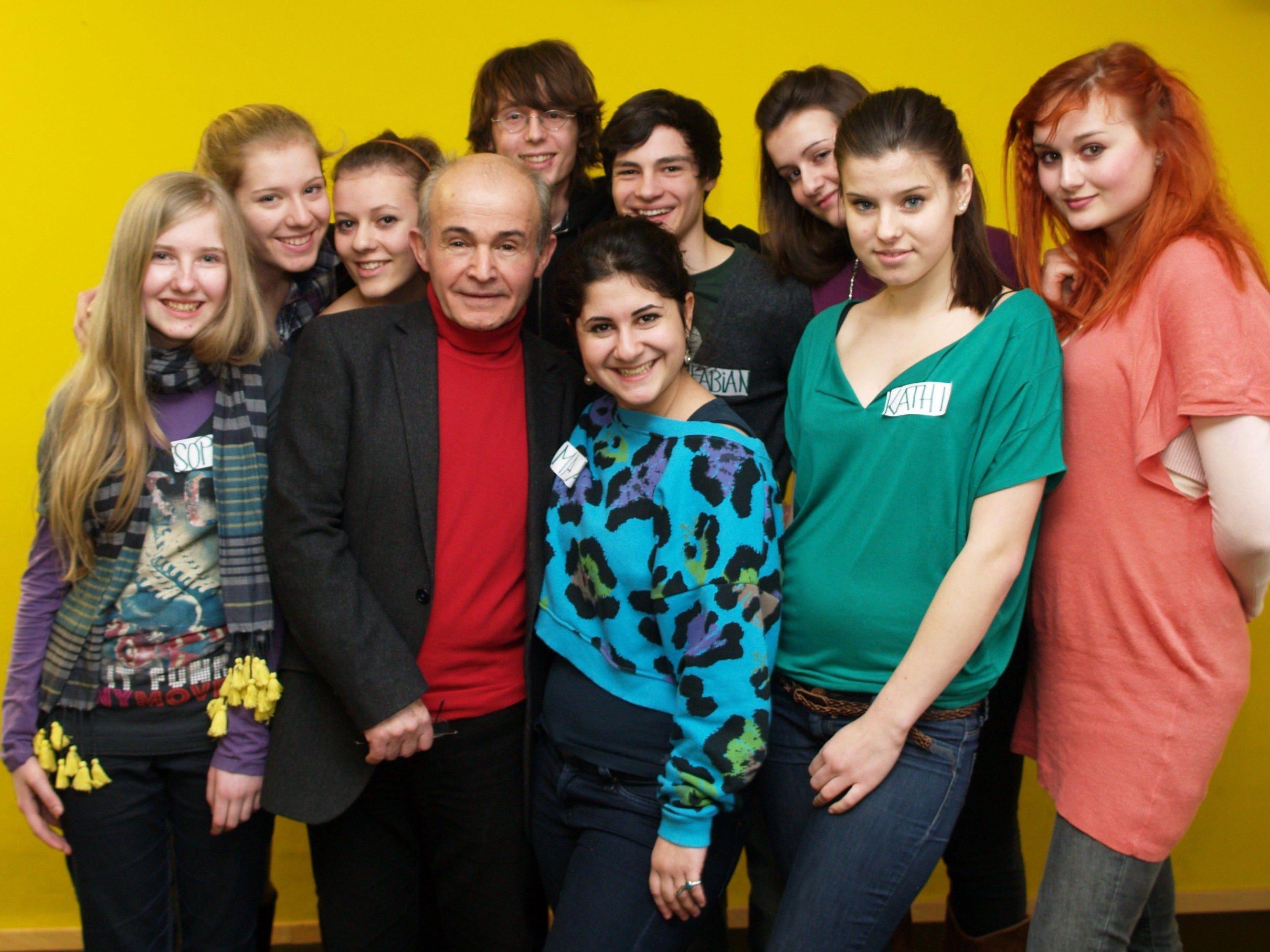Habib Samadzadeh mit den Jugendlichen beim Workshop in Dornbirn.