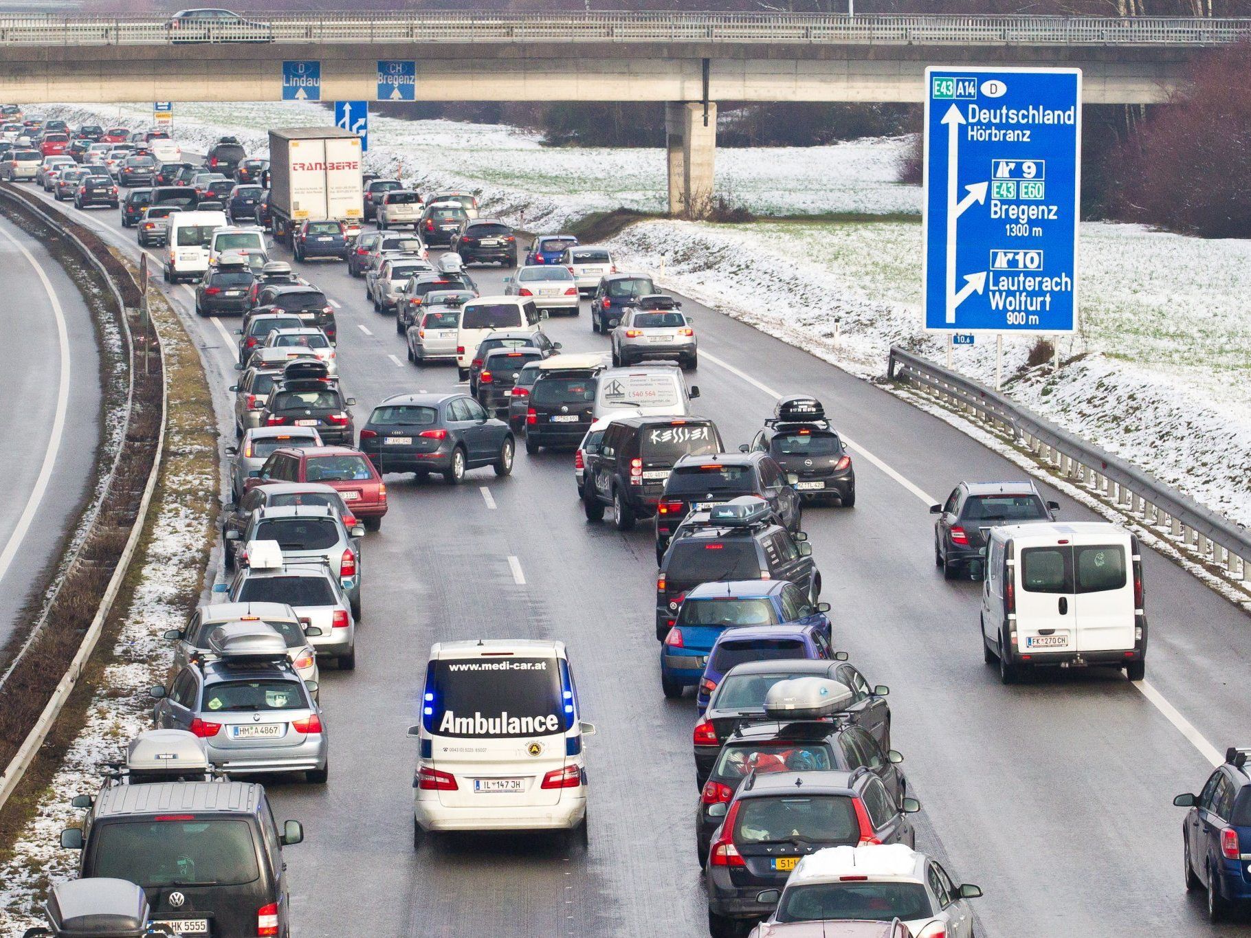 Rettungsgasse mit Einsatzfahrzeug vor dem Pfändertunnel in Fahrtrichtung Deutschland. Rettungsgasse mit Einsatzfahrzeug vor dem Pfändertunnel in Fahrtrichtung Deutschland.