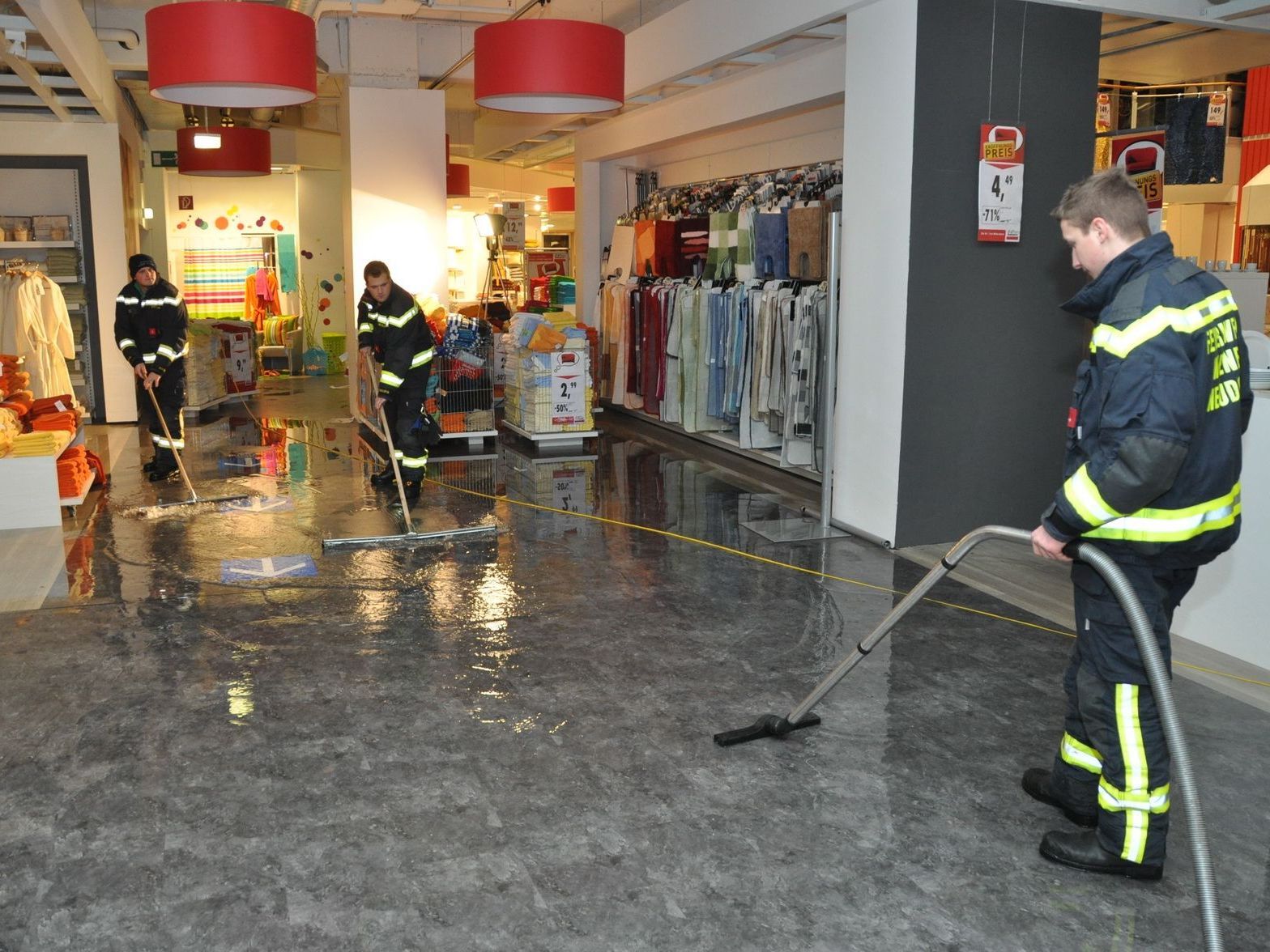 Wasser statt eines Brandes mussten die Männer der beiden Feuerwehren bekämpfen Wasser statt eines Brandes mussten die Männer der beiden Feuerwehren bekämpfen