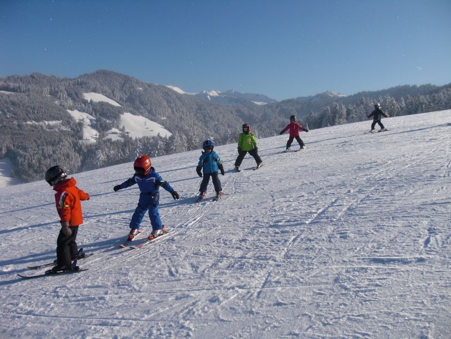 Die Kindergartenkinder konnten verschiedenste Aktivitäten im Schnee ausprobieren. Die Kindergartenkinder konnten verschiedenste Aktivitäten im Schnee ausprobieren.