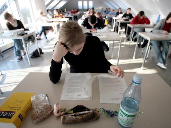 Strafen für Schulschwänzer? 69 Prozent halten das für "eher zielführend zur Förderung der Integration" Strafen für Schulschwänzer? 69 Prozent halten das für "eher zielführend zur Förderung der Integration"