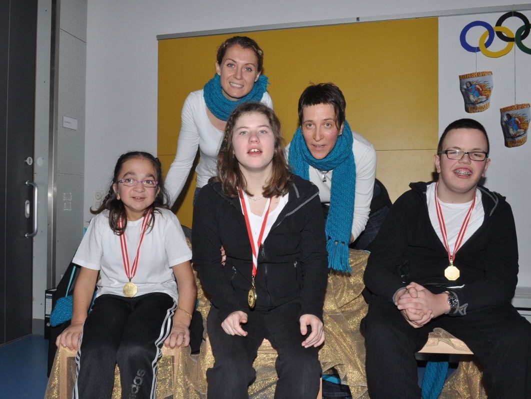 Azime Yurdakul, Anna-Lena Kathan und Lukas Muther mit ihren Trainerinnen. Azime Yurdakul, Anna-Lena Kathan und Lukas Muther mit ihren Trainerinnen.