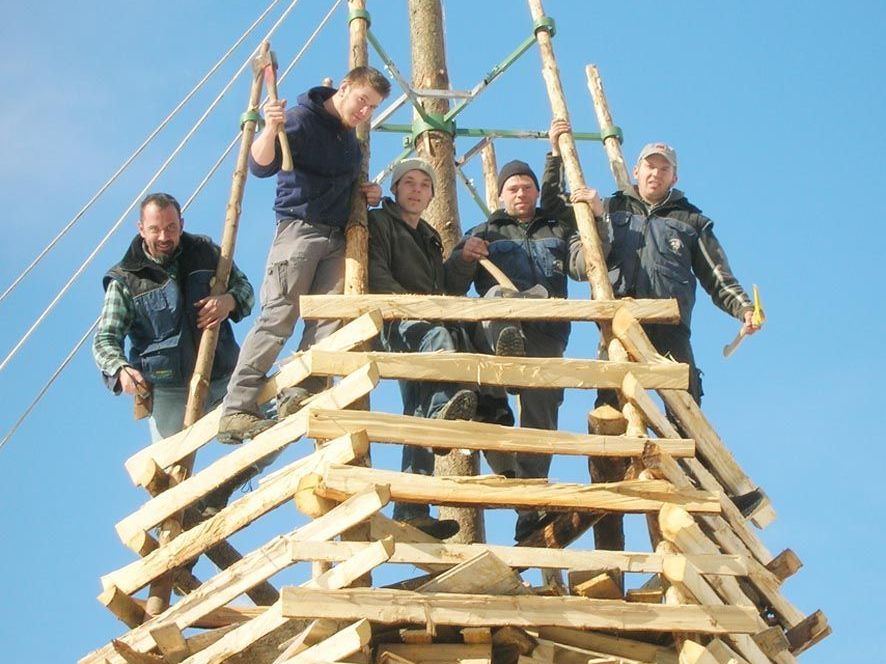 Auch der Schwefler Jubiläumsfunken 2012 wird in traditioneller Spältabauweise errichtet. Auch der Schwefler Jubiläumsfunken 2012 wird in traditioneller Spältabauweise errichtet.