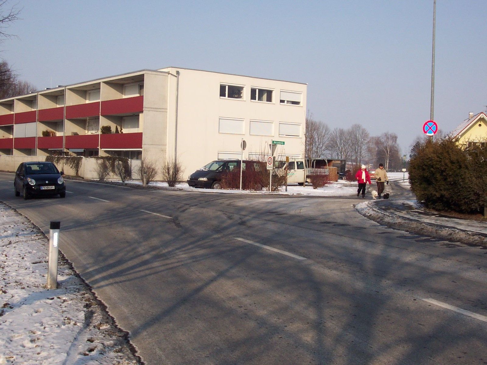 Im Bild die Einmündung der „Alten Landstraße“ in die neu benannte ,,Schweizerstraße“. Im Bild die Einmündung der „Alten Landstraße“ in die neu benannte ,,Schweizerstraße“.