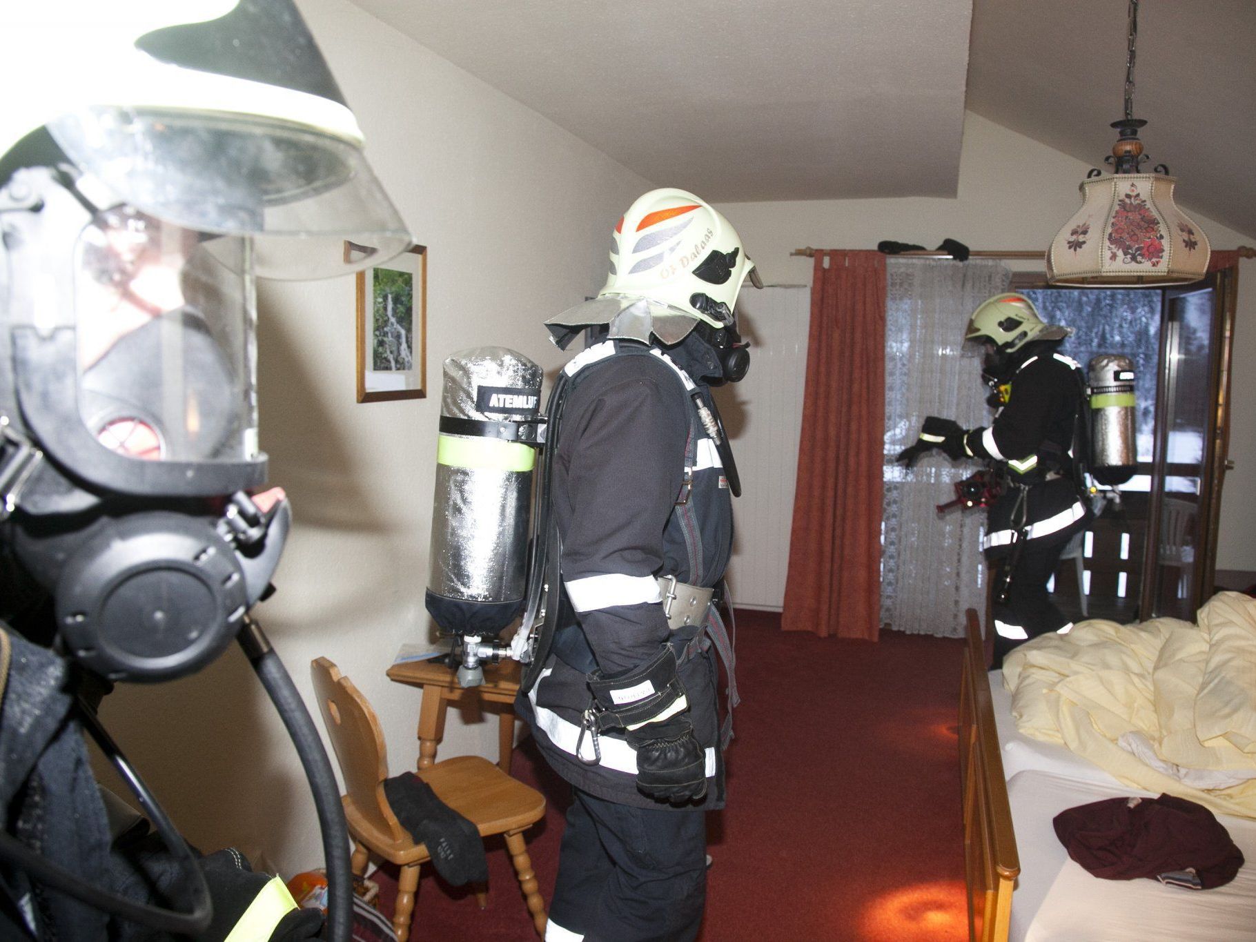 Wald am Arlberg: Nach einem Brand mussten drei Personen ins Krankenhaus eingelifert werden. Wald am Arlberg: Nach einem Brand mussten drei Personen ins Krankenhaus eingelifert werden.