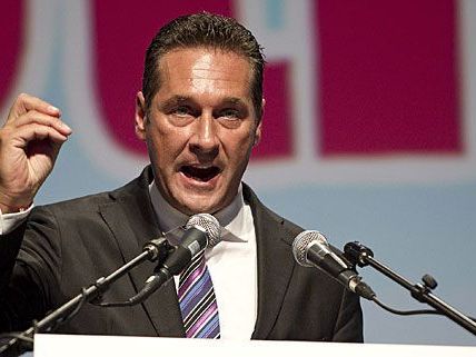 H. C. Strache verteidigte nun auch in der ZIB 2 seine Aussagen am WKR-Ball H. C. Strache verteidigte nun auch in der ZIB 2 seine Aussagen am WKR-Ball