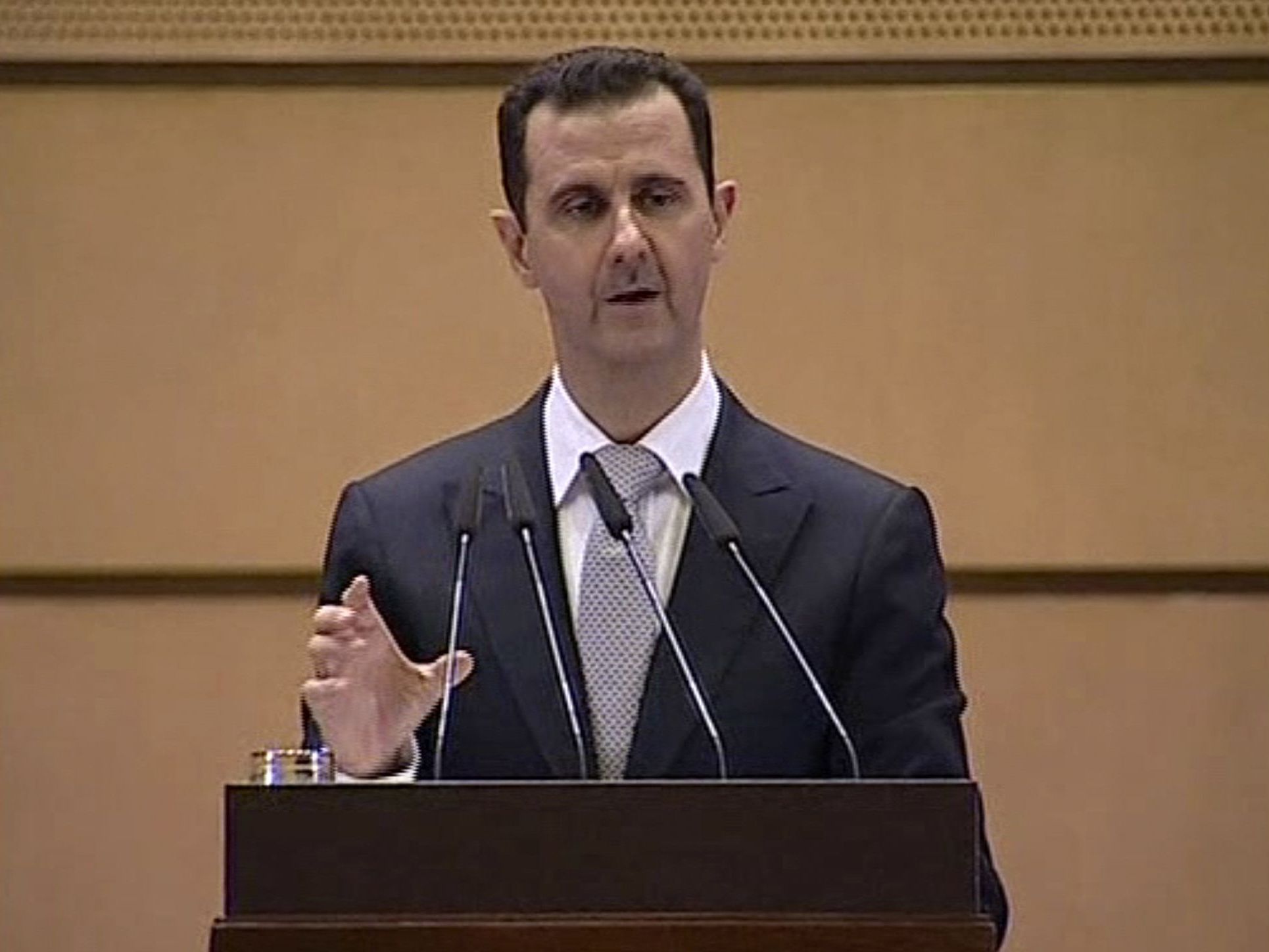 Bashar al-Assad will sein Volk über eine neue Verfassung abstimmen lassen. Bashar al-Assad will sein Volk über eine neue Verfassung abstimmen lassen.