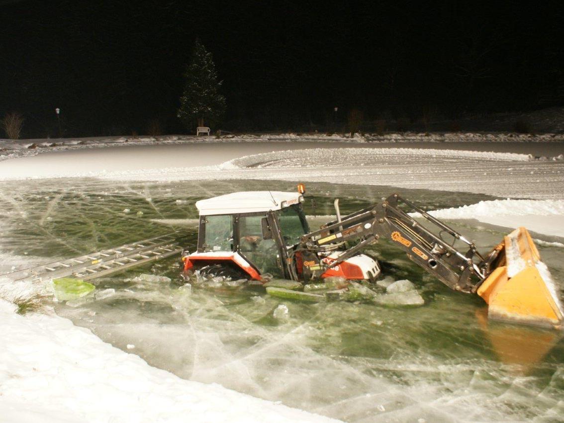 Schon halb versunken war der Traktor im Teich