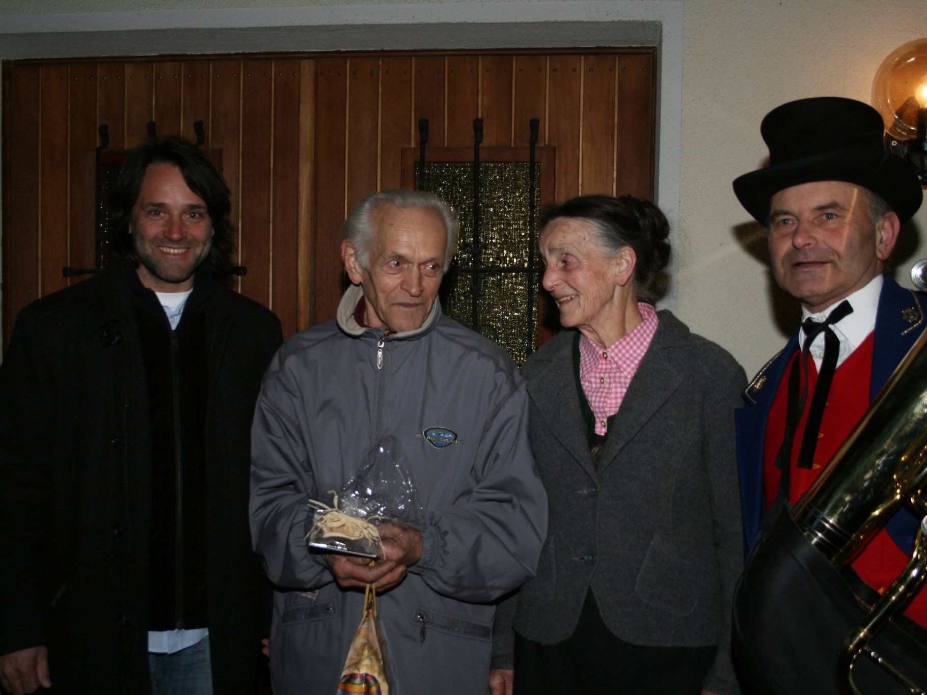 Der Jubilar mit BM Thomas Zudrell, Gattin Rita und Kapellmeister Alfons Melmer. Der Jubilar mit BM Thomas Zudrell, Gattin Rita und Kapellmeister Alfons Melmer.