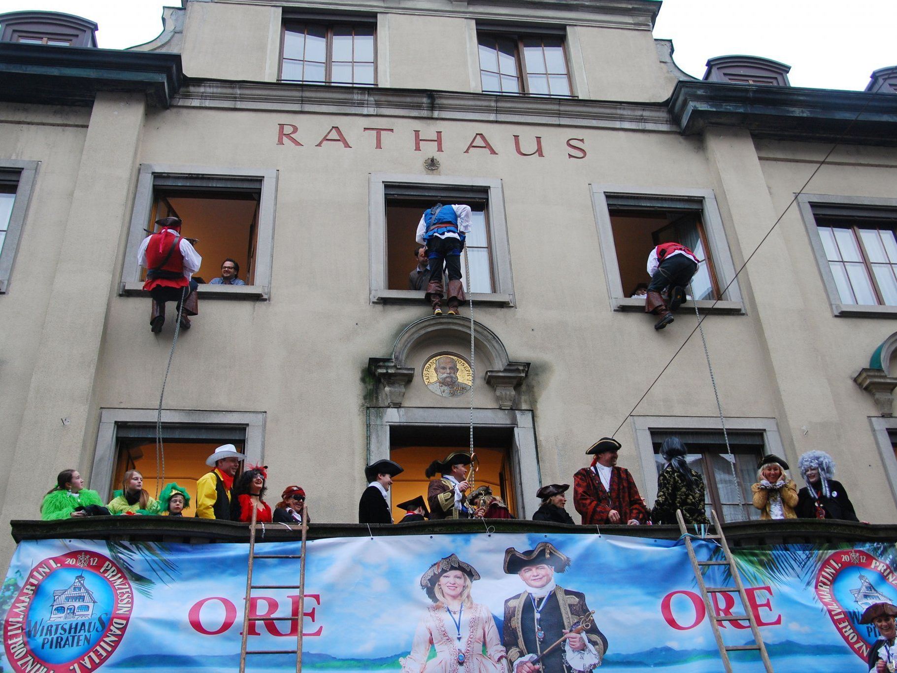 Die Wirtshauspiraten enterten das Rathaus. Die Wirtshauspiraten enterten das Rathaus.