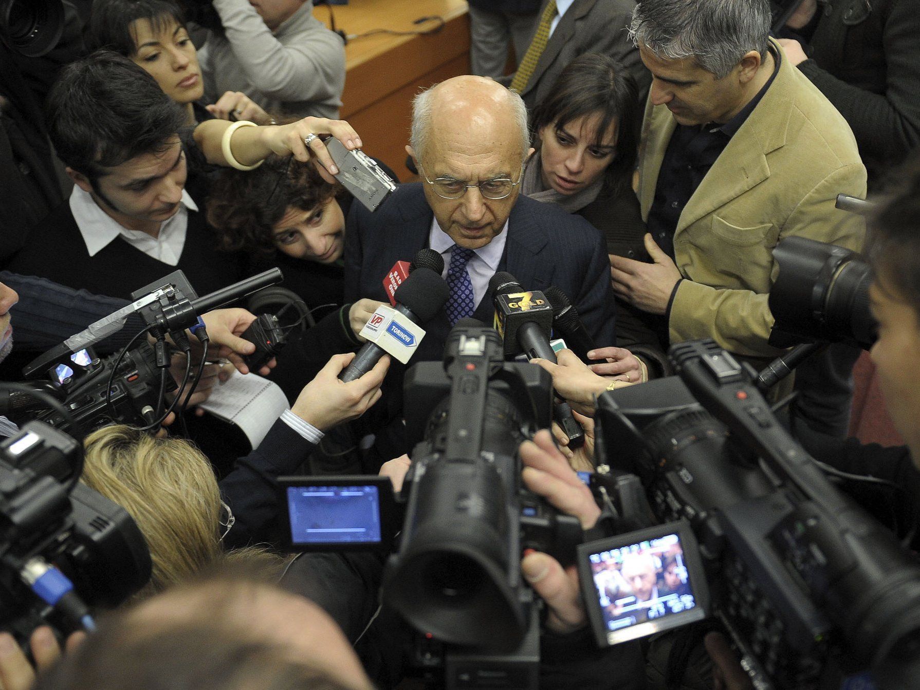 Eternit-Prozess: Staatsanwalt Raffaele Guariniello umringt von Reportern. Eternit-Prozess: Staatsanwalt Raffaele Guariniello umringt von Reportern.