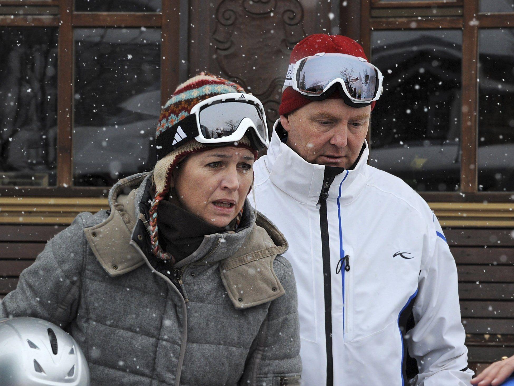 Prinzessin Maxima und Prinz Willem-Alexander gehen Skifahren.