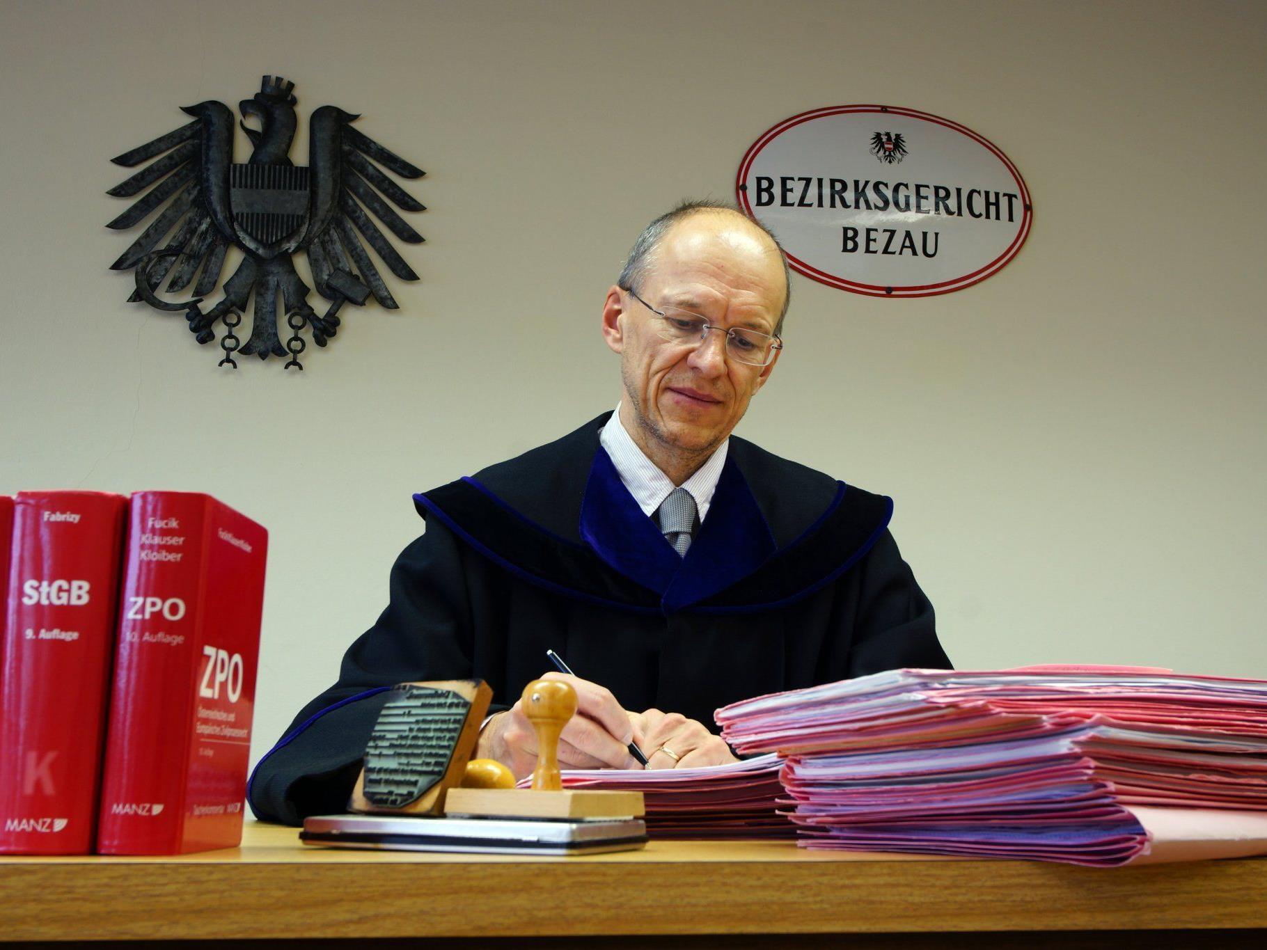 Dr. Bertram Metzler (52) steht dem Bezauer Bezirksgericht seit 25 Jahren vor. Es gilt österreichweit als Vorzeigegericht und soll nun mit dem Bezirksgericht Dornbirn zusammengelegt werden.