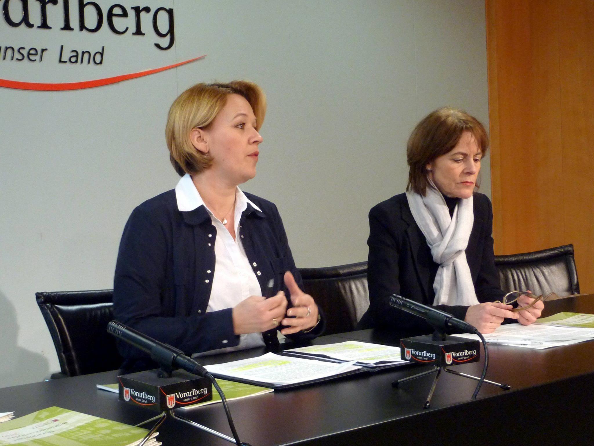 Landesrätin Kaufmann und Wissenschaftschefin Dür erläuterten den neuen Bibliotheksleitplan 2020 im Landhaus in Bregenz.