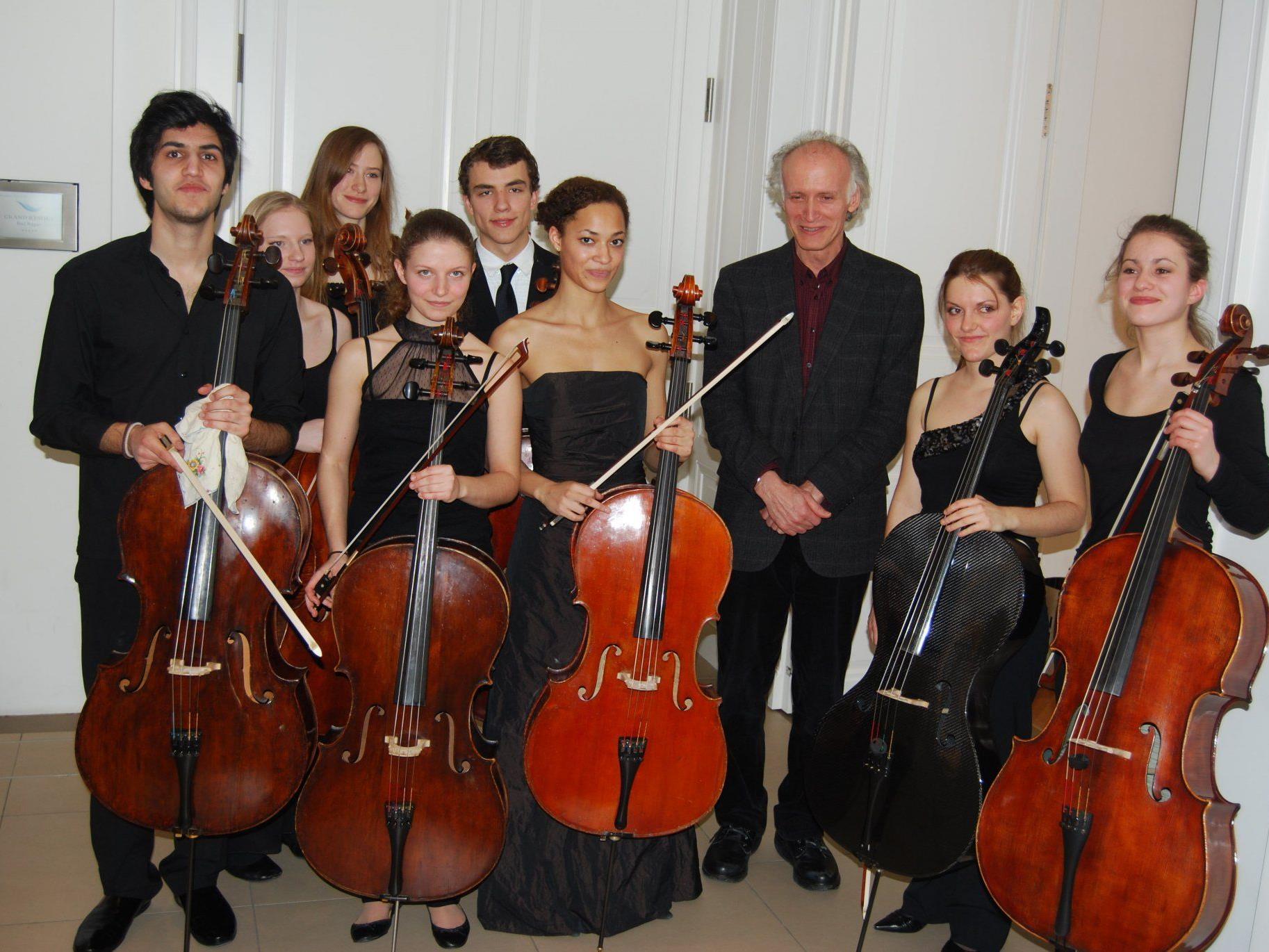 Das jugendliche Cello-Ensemble mit Kian Soltani (links) nach der Matinee am Samstag.
