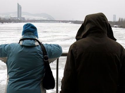 Ein 14-jähriges Mädchen wollte die Donau überqueren und brach auf dem zugefrorenen Gewässer ein. Ein 14-jähriges Mädchen wollte die Donau überqueren und brach auf dem zugefrorenen Gewässer ein.