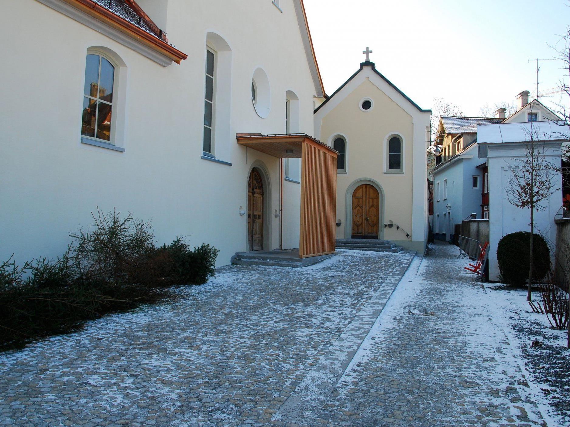Kirchenplatz mit Lourdes-Kapelle und dem neuen Kirchenentree.