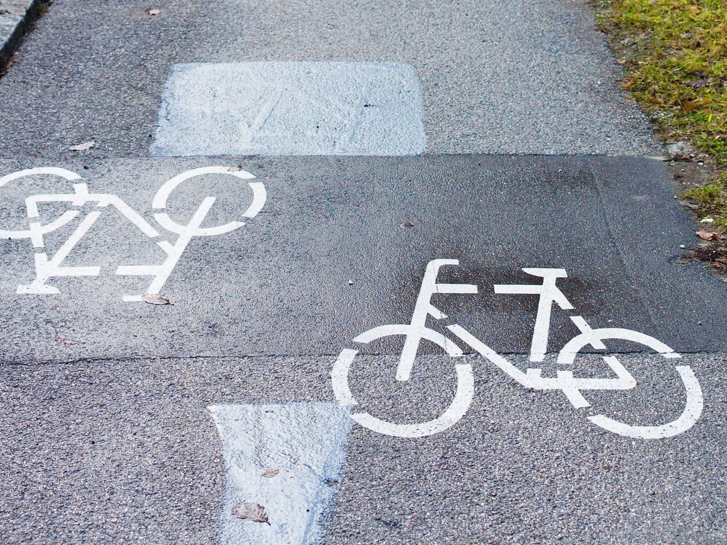 Joggerin nach Zusammenstoß mit Radfahrer schwer verletzt. Joggerin nach Zusammenstoß mit Radfahrer schwer verletzt.