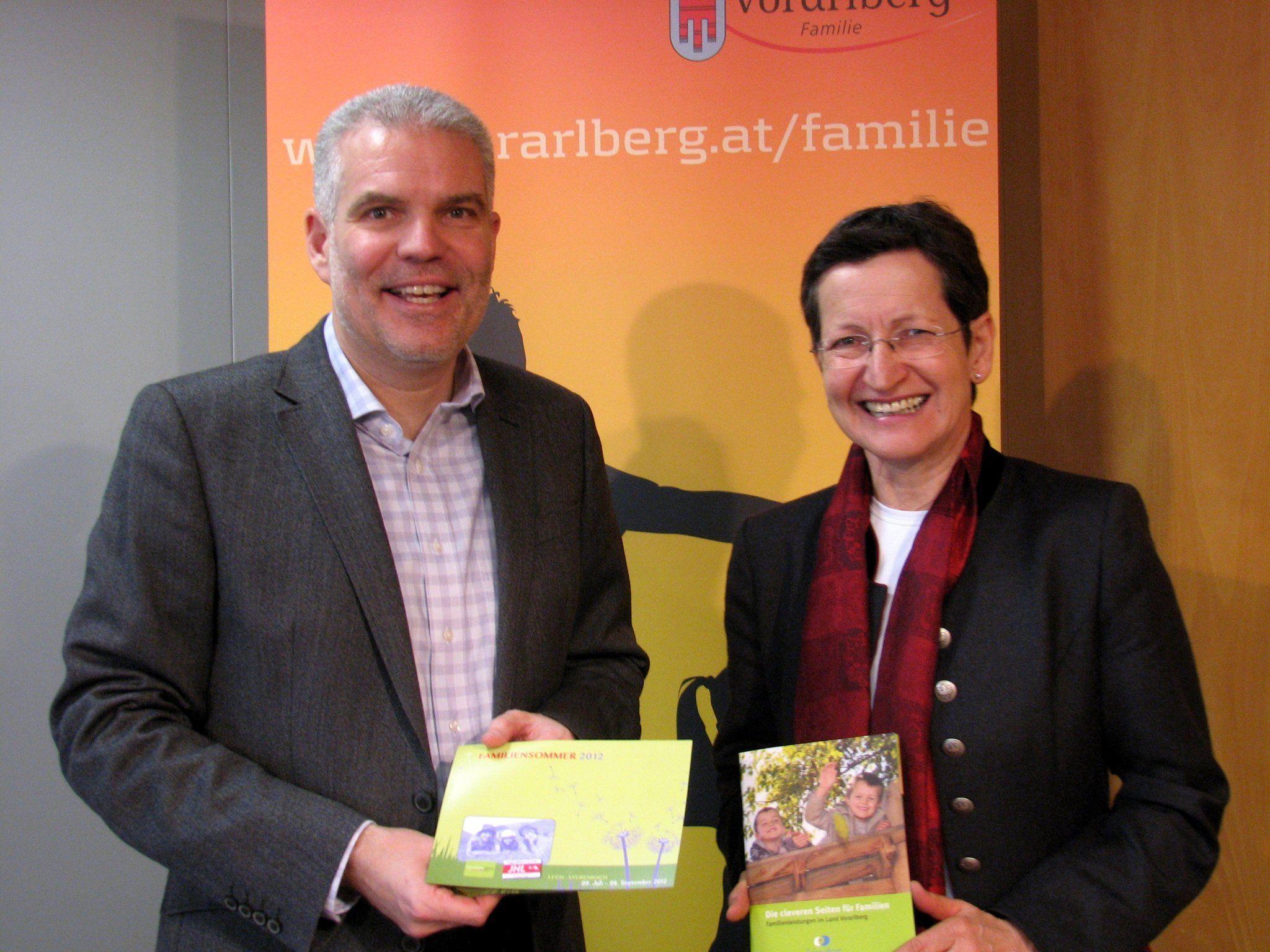 LR Schmid und Familienreferatsleiter Müller präsentierten die vielfältigen Vorarlberger Familienleistungen.