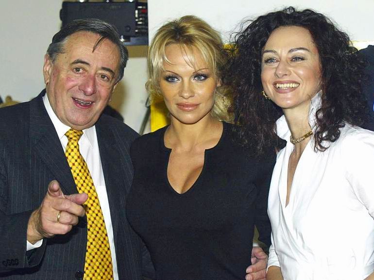 Lugner, Pamela Anderson und 'Mausi' im Jahr 2003 Lugner, Pamela Anderson und 'Mausi' im Jahr 2003