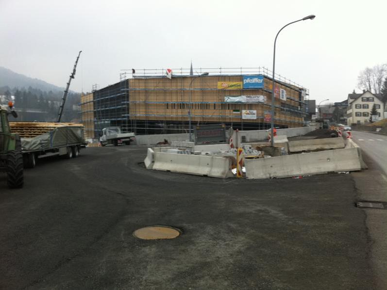 Die Bauarbeiten für den Kreisverkehr (im Vordergrund) werden im Frühjahr abgeschlossen – im Hintergrund erhält das „KaDeW“ eine Holzfassade.