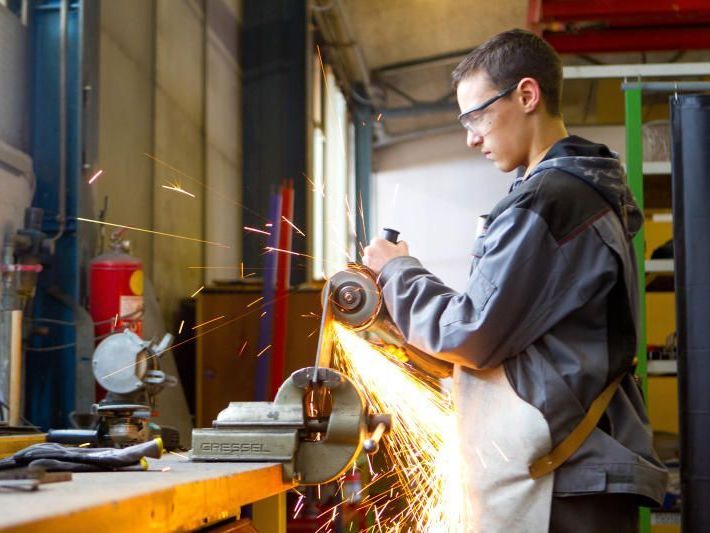 David hatte genug von der Schule. In die Werkstätte geht er gern. David hatte genug von der Schule. In die Werkstätte geht er gern.