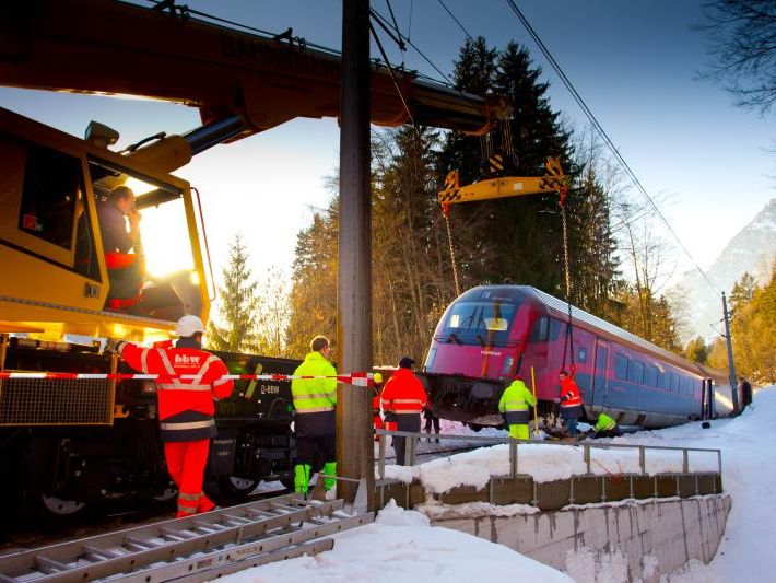 Zurück aufs Gleis: Bergung des 60 Tonnen schweren Railjet-Steuerwagens mittels Schienenkran. Zurück aufs Gleis: Bergung des 60 Tonnen schweren Railjet-Steuerwagens mittels Schienenkran.
