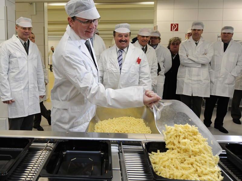 Der Minister macht's persönlich in der neuen Zentralküche Der Minister macht's persönlich in der neuen Zentralküche