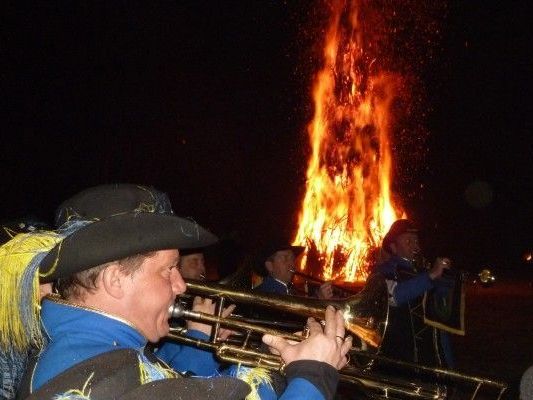 Der Fanfarenzug Herrenried-Buch begleitete das Funkenabbrennen im Erlach musikalisch. Der Fanfarenzug Herrenried-Buch begleitete das Funkenabbrennen im Erlach musikalisch.