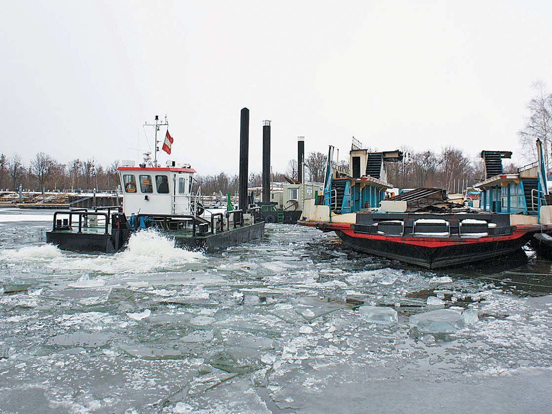 Die Abbruchfähre „Fritz Arnold“ wurde durch die Eisschollen manövriert. Die Abbruchfähre „Fritz Arnold“ wurde durch die Eisschollen manövriert.