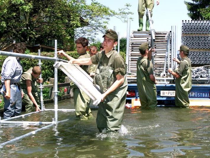 Pfingsten 1999: Soldaten des Bundesheeres bauten in Windeseile Stege über der grünen Flut.