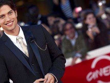 Schauspieler Jackson Rathbone freut sich: Seine Freundin erwartet ein Kind. Schauspieler Jackson Rathbone freut sich: Seine Freundin erwartet ein Kind.