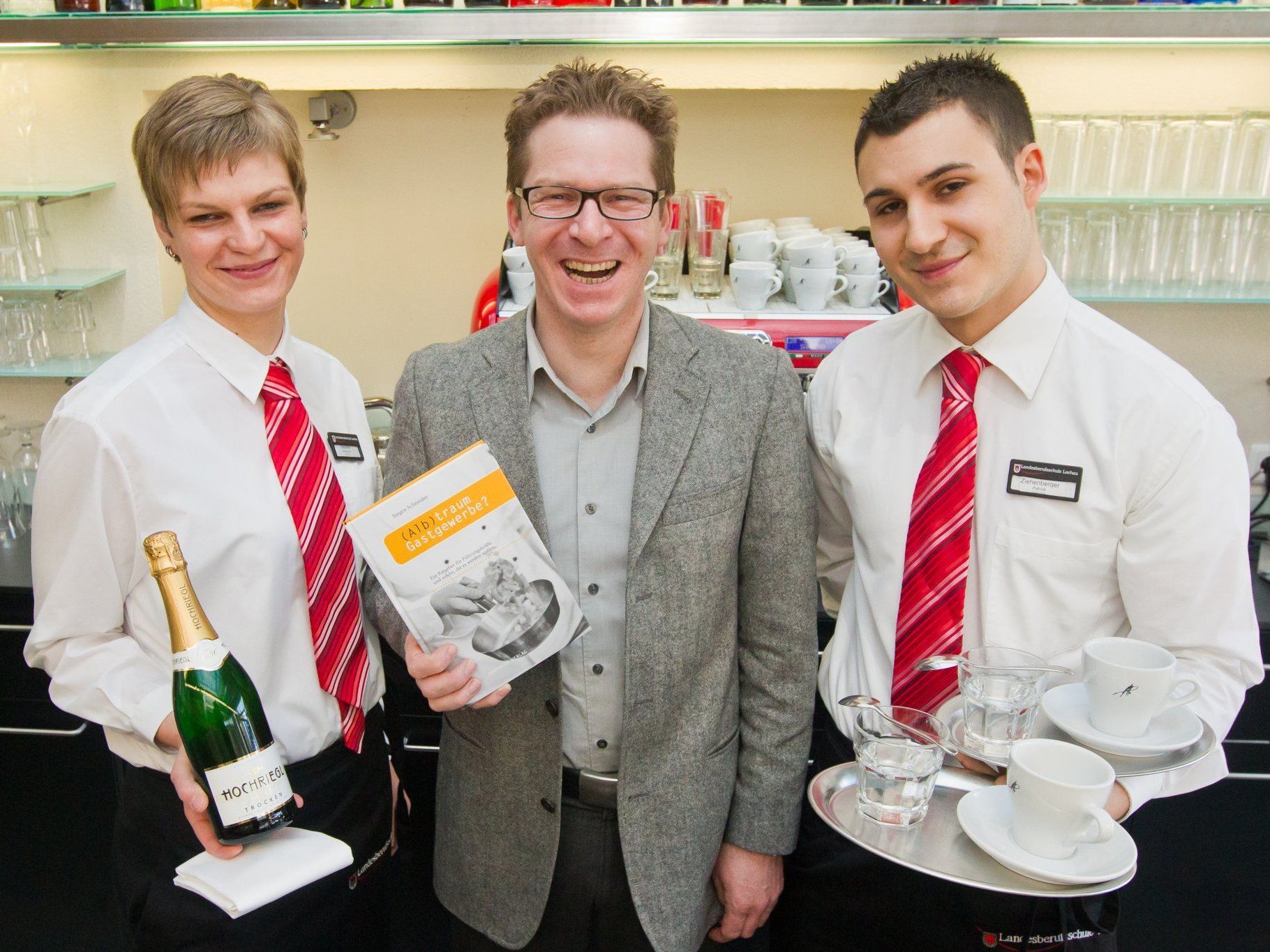 Touristiker und Autor Jürgen Schneider mit den Schülern Stephanie Kassner und Patrick Ziehenberger. Touristiker und Autor Jürgen Schneider mit den Schülern Stephanie Kassner und Patrick Ziehenberger.