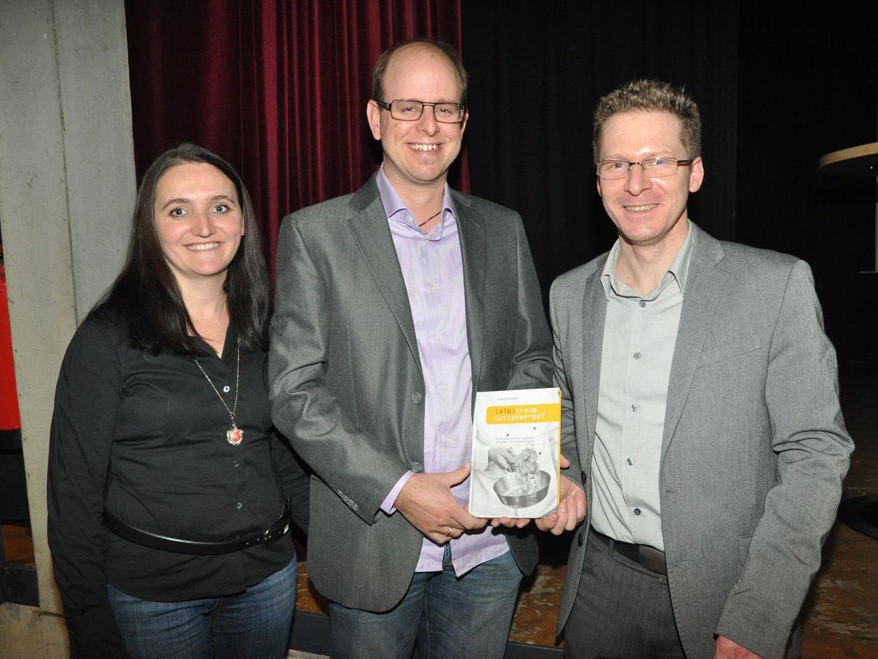 Die Verleger Monika und Michael Konzett mit Autor Jürgen Schneider.