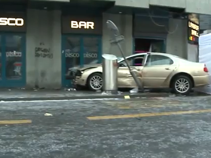 Der goldene Chrysler raste ungebremst in eine Menschenmenge. Der goldene Chrysler raste ungebremst in eine Menschenmenge.