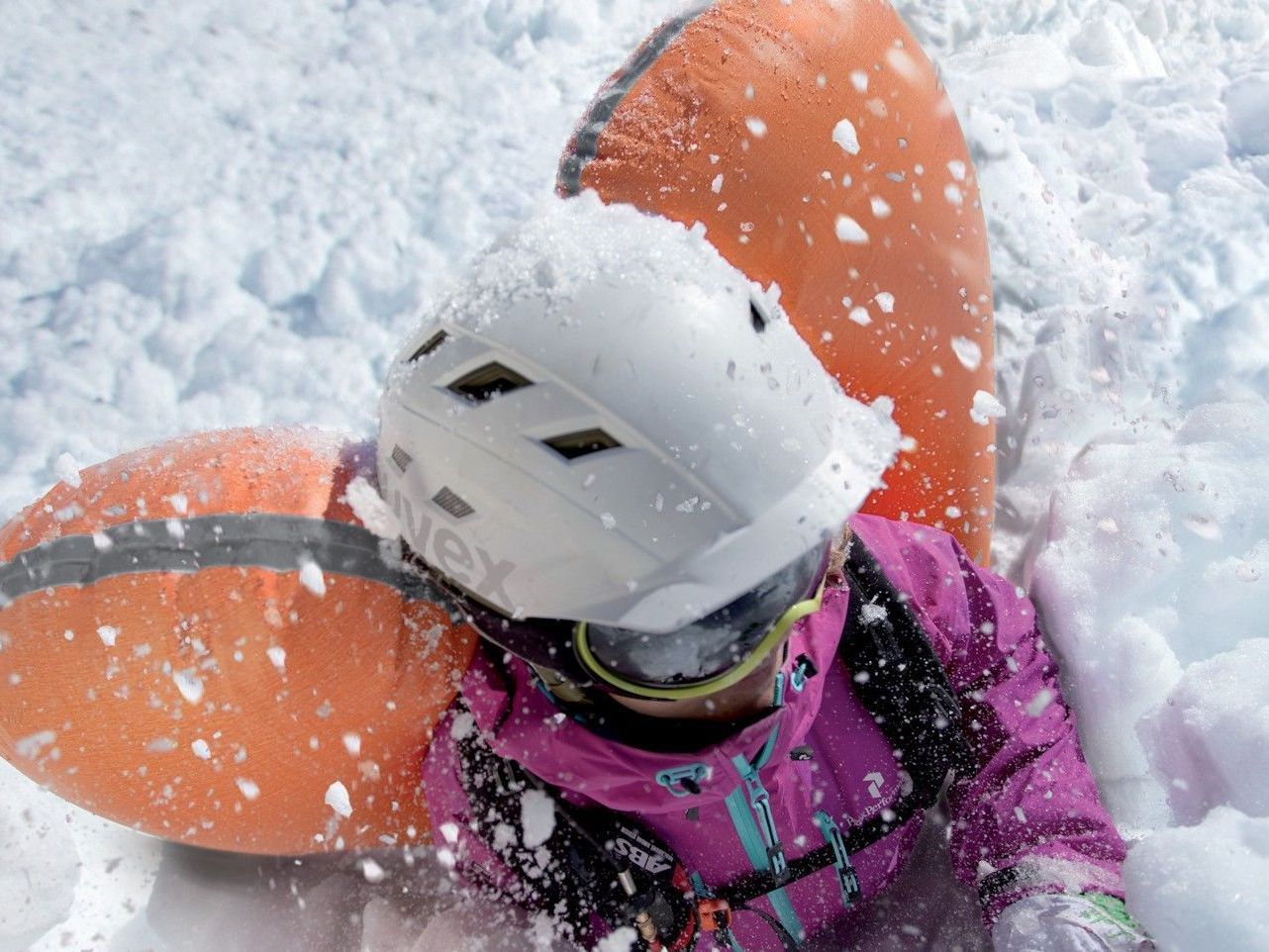 Gilt als wirksamer „Rettungsanker“ bei Lawinenabgängen: der „Lawinenairbag“ am Rücken von Skitourengehern. Gilt als wirksamer „Rettungsanker“ bei Lawinenabgängen: der „Lawinenairbag“ am Rücken von Skitourengehern.