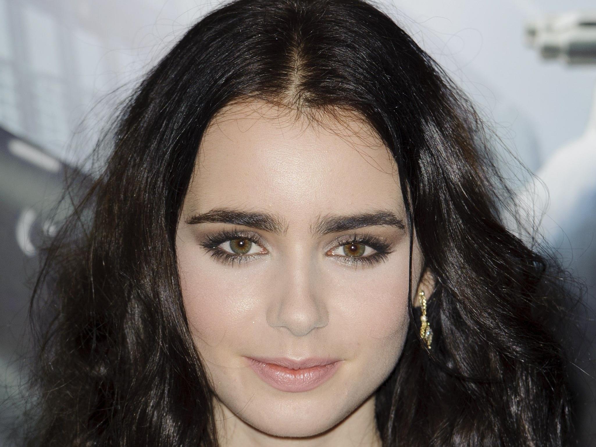 Lily Collins weiß, dass ihr Name allein nicht genügt, um erfolgreich zu sein. Lily Collins weiß, dass ihr Name allein nicht genügt, um erfolgreich zu sein.