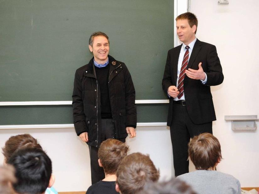 Direktor Mag. Christian Kusche (rechts) und die Schüler des Collegium Bernardi begrüßten ÖFB-Teamchef Marcel Koller.